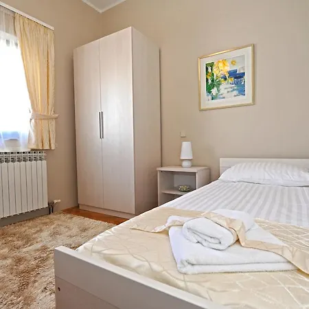 紫色别墅公寓 *