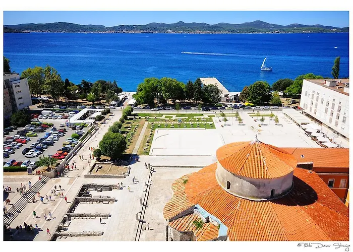 Violet アパート ザダル